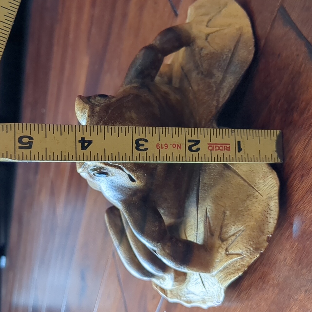 Hand Carved solid wood frog on a lily pad - Picture 10 of 10